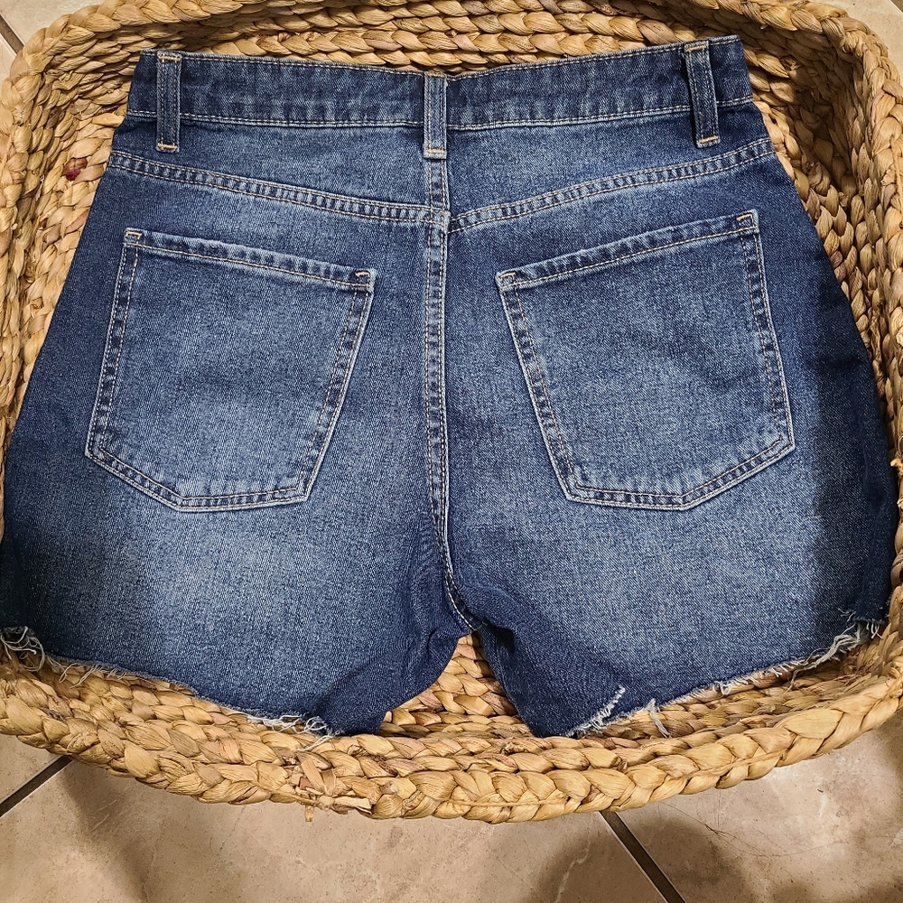 Size 5 shorts - Picture 2 of 3